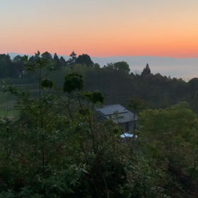 山間の朝景色の画像