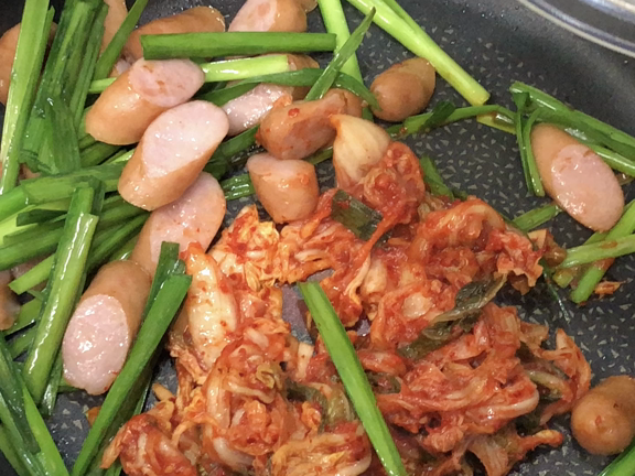 【在宅楽飯】ランチのぴったり、にらキムチ焼飯！の記事動画
