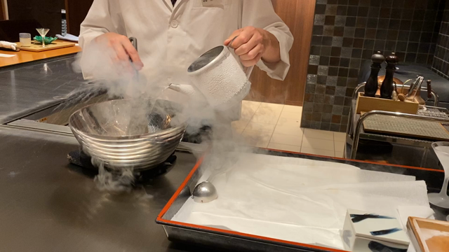 高級旅館で鉄板焼きカウンターの記事動画