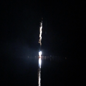 湖にうつる花火の画像