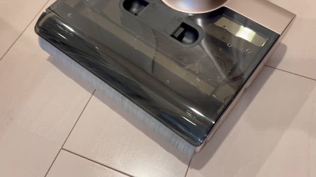 思ったより簡単！「水拭きができる"次世代"掃除機」楽チンお掃除！の記事動画