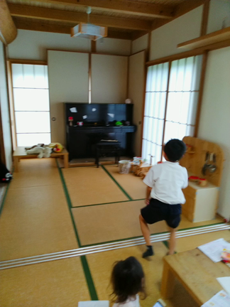 休日に退屈した息子たちの遊びの記事動画