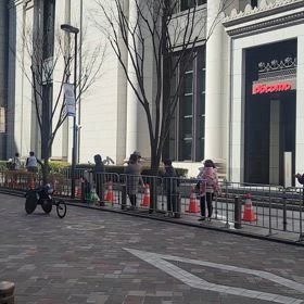 東京マラソン。今回は丸の内仲通りで声だし応援しました☆のサムネイル画像