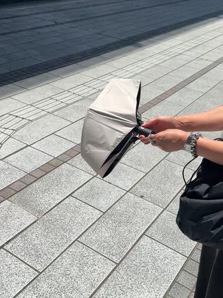 【バッグの中身】夏のお出かけに欠かせない持ち物まとめの記事動画