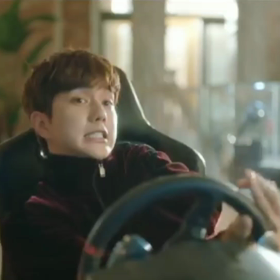 ロボットじゃない 君に夢中！クッションにチューするスンホくん♪の画像