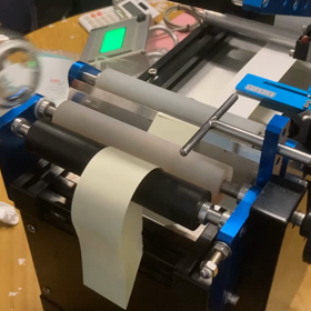 面白い自動シール貼り機械の画像