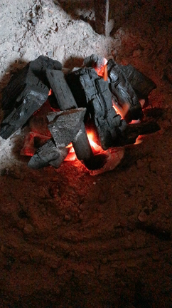 炭火っていいなぁ〜雨音までついてきて最高の記事動画