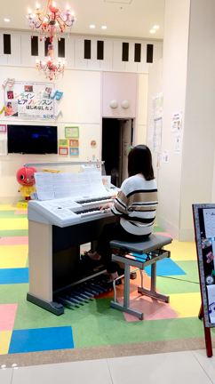 教室ロビーより音楽を…の記事動画