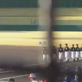 下を向かずの画像
