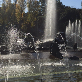 公園の噴水の画像