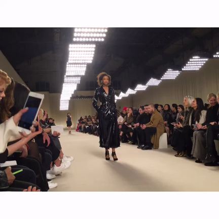 パリコレ ランバンの記事動画