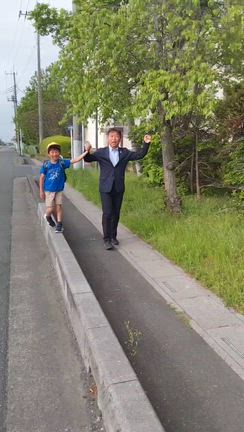 今年度初めて子どもと通学路への記事動画