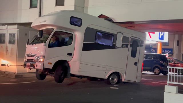 キャンピングカーが浮いた！？の記事動画
