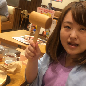 アイスクリームをトンカチで叩いたらの画像