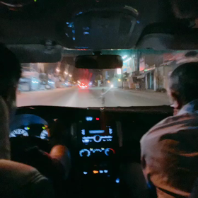 車で移動の画像