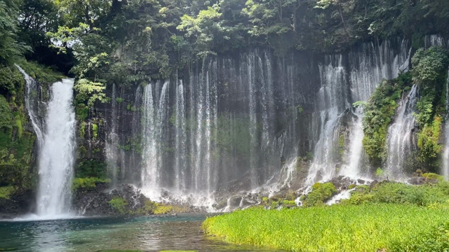 目の前に広がる壮大な景色に圧倒！ご当地グルメも味わえる♪静岡県の白糸の滝の記事動画