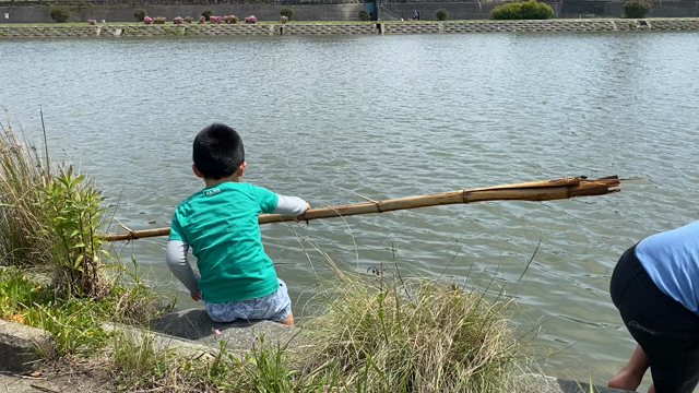 【動画ありw】子どもと川遊び中、隣の3人姉妹がまさかの、、、の記事動画