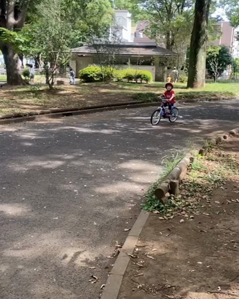 自転車に乗る気になった息子を 自転車コースに連れていく夫の記事動画