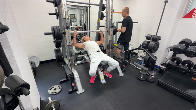 スーパー68歳は、84キロを上げる！の記事動画