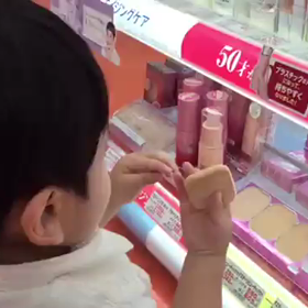 イタズラ一歳、化粧するの画像