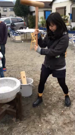 餅つき大会に参加の記事動画