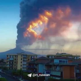 ヨーロッパ最大の火山が噴火 - エトナ山がシチリア島の空に煙を噴き出すの画像
