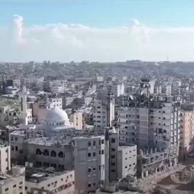 イスラエル軍はガザ地区のハーンユニス市にある歴史あるマスジド・アル・ハラーム・モスクを爆破した。の画像
