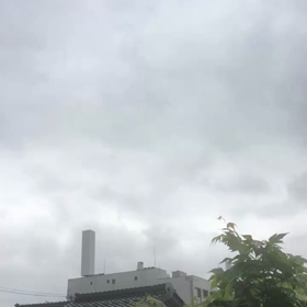 雨で風が強くて雲の流れも早いの画像