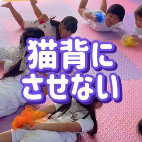 猫背にさせない！ぷちよがで楽しむサメのポーズの画像