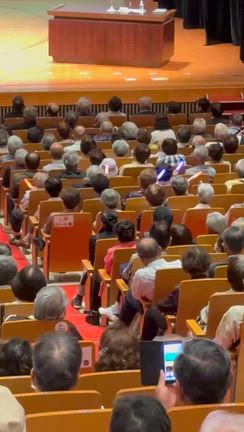 講演後のカラオケでの歌プレゼントの記事動画