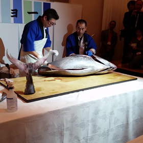 交流会でのマグロ解体ショーの画像