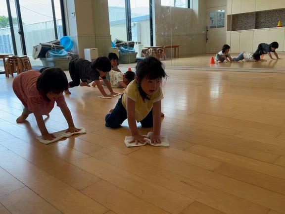 ★年少　英語と雑巾掛けリレー！！の記事動画