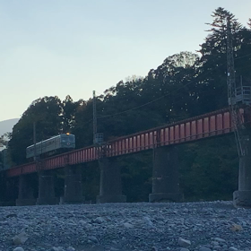 川辺で電車の撮影！の画像