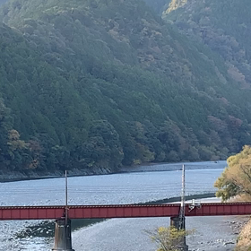 川辺で電車の撮影！の画像