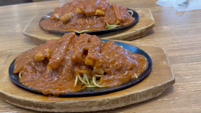 【北海道旅行・道東グルメ①】釧路のソウルフード！泉屋本店の熱々「スパカツ」に感動の記事動画