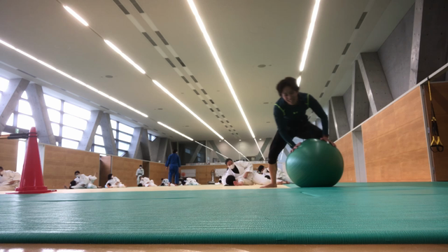 バランスボールで遊ぶ大学4年生の記事動画