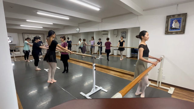 大人バレエレッスン風景の記事動画