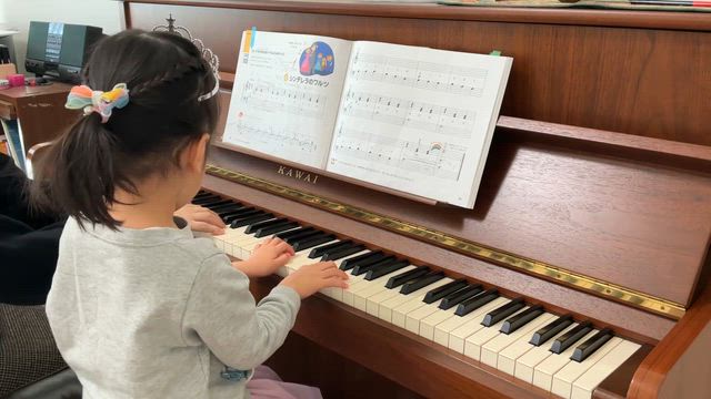 ピアノ大好き女の子の記事動画