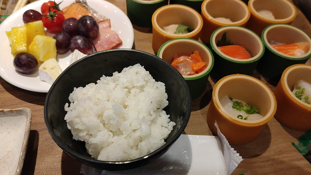からくさホテル  海鮮丼の朝食の記事動画