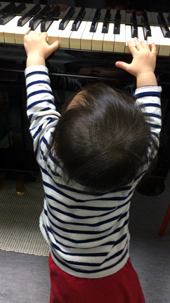 1歳のピアニストの記事動画