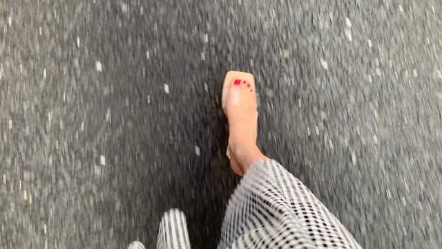 《ZARA》のクリアサンダルで仕事に向かう午後の記事動画