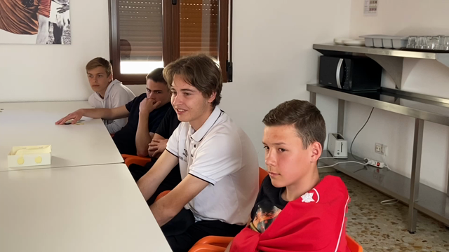 ウクライナのサッカー少年たちに将来の夢を聞いた！の記事動画