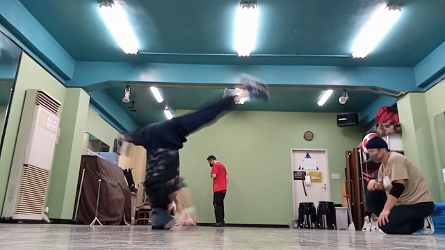 ブレイクダンスの自主練！今回は「ヘッドスピン」の記事動画