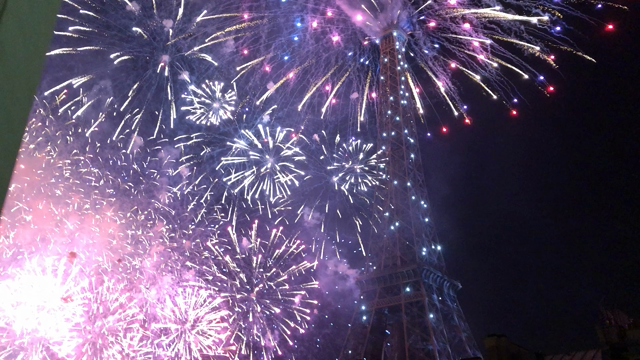 フランス革命記念日、パリ祭の花火の記事動画