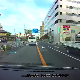 あれ？方向指示無しの進路変更だよね？の画像