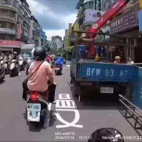 80歳の運転者の画像